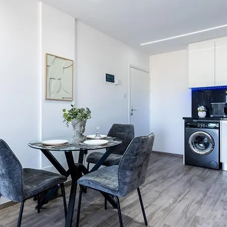 Olympus Stylish 2-br & Balcony In * لارنكا