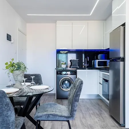 Olympus Stylish 2-br & Balcony In *