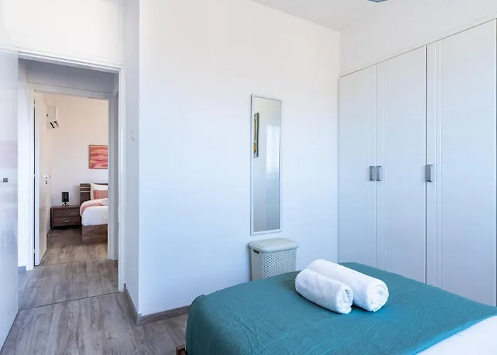 Olympus Stylish 2-br & Balcony In شقة لارنكا