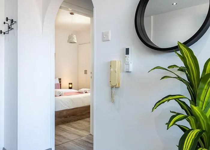 Olympus Stylish 2-br & Balcony In شقة لارنكا