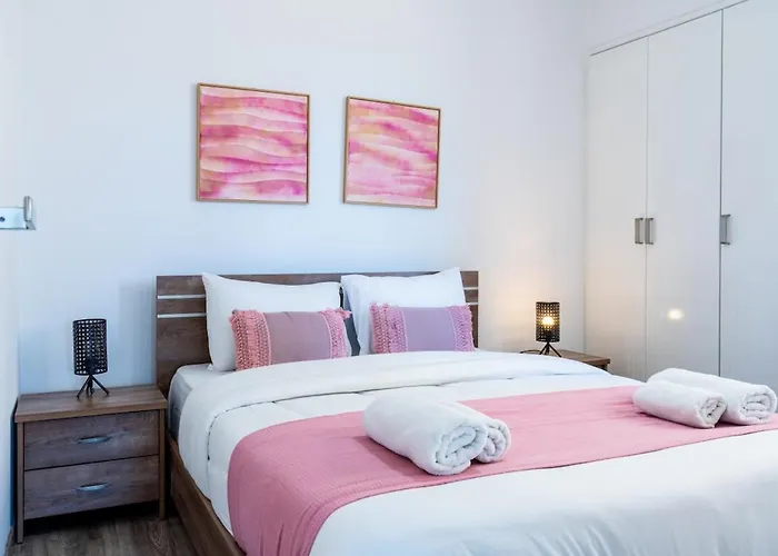 Olympus Stylish 2-br & Balcony In لارنكا