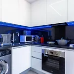 Olympus Stylish 2-br & Balcony In Apartament *