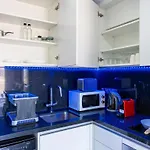 Olympus Stylish 2-br & Balcony In Apartament