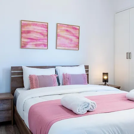 Olympus Stylish 2-br & Balcony In לרנקה