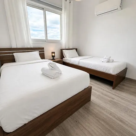 Olympus Stylish 2-br & Balcony In לרנקה