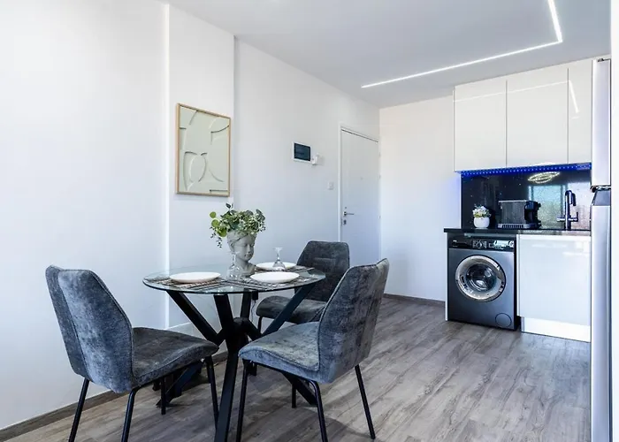 Olympus Stylish 2-br & Balcony In * Larnaka