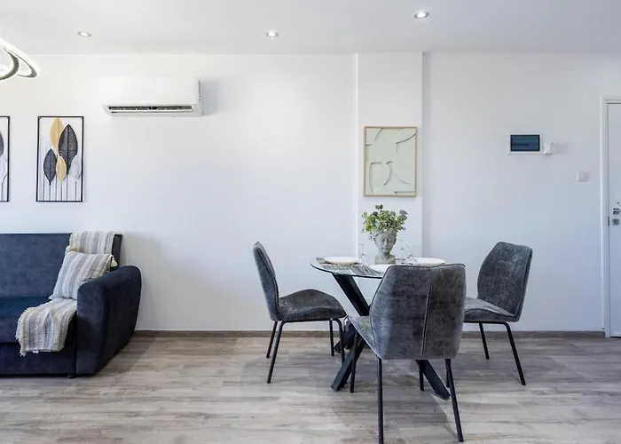 Olympus Stylish 2-br & Balcony In * Larnaca