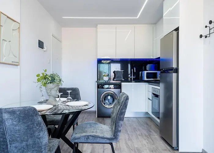 Olympus Stylish 2-br & Balcony In *